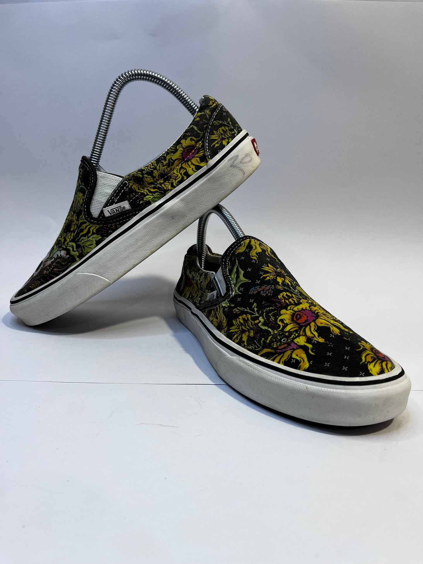 Vans Slip-On – Graphite Black with Classic Designing