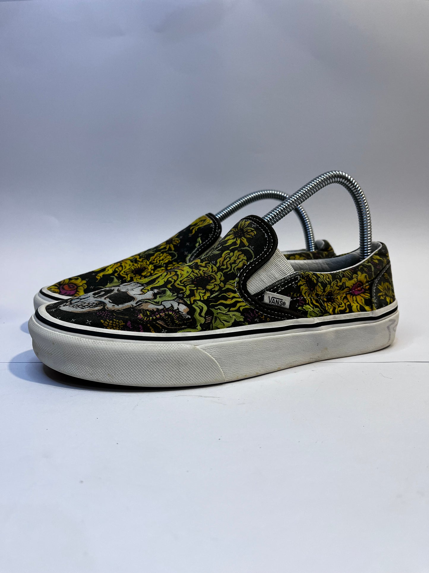 Vans Slip-On – Graphite Black with Classic Designing